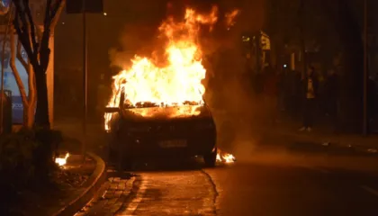 Digjet një mjet i parkuar në Rrëshen, dyshohet se zjarri ka qenë..