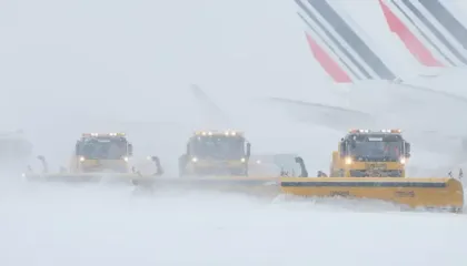 Dimri mbërthen Europën: Kaos në trafik nga dëbora dhe ngricat