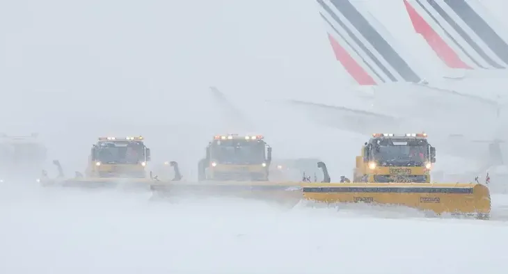 Dimri mbërthen Europën: Kaos në trafik nga dëbora dhe ngricat