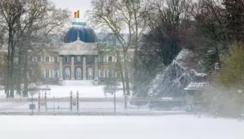 Dimri “ngrin” Evropën Veriore, kaos në aeroporte, qindra fluturime të anuluara dhe shkolla të mbyllura