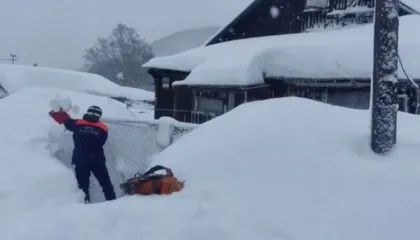 Dimri polar godet Lindjen e Largët të Azisë dhe Rusisë, 2 metra borë dhe gjithçka e paralizuar