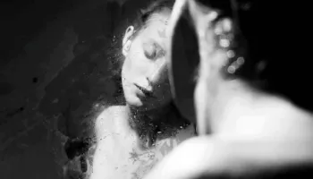 Disa njerëz sjellin lumturi kudo që të shkojnë, të tjerët vetëm kur largohen…