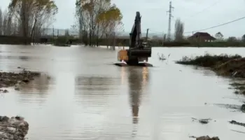 Disa zona të Korçës ende pa energji! Vijon puna për mbylljen e argjinaturës së lumit Devoll
