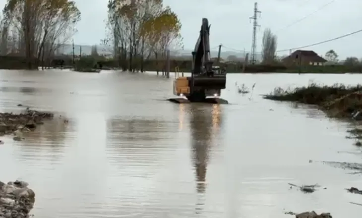 Disa zona të Korçës ende pa energji! Vijon puna për mbylljen e argjinaturës së lumit Devoll