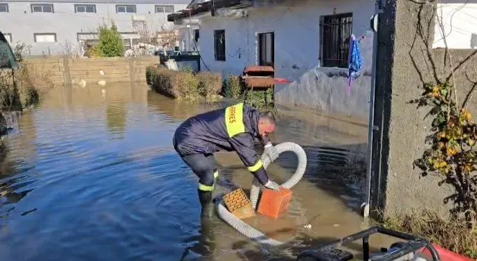 Dita e gjashtë e përmbytjeve në Durrës, situatë e vështirë për banorët edhe pas ndërprerjes së reshjeve