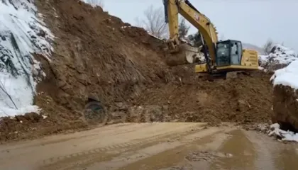 Dita e katërt dhe rruga Qukës-Qafë Plloçë e mbyllur nga rrëshqitja e dherave, rruga 260 milionë euroshe kthehet në rrezik për jetën