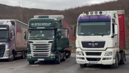 Dita e tretë e protestës në Qafë Thanë, kamionët vijojnë të qëndrojnë të bllokuar