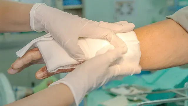 Djegia e lëkurës, çfarë dëmtimi i shkakton trupit dhe si ta trajtojmë