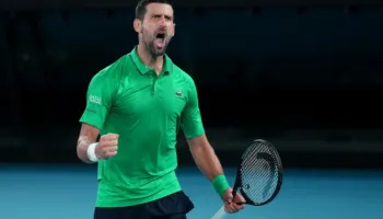 Djokovic mposht Sinner dhe shkon në finalen e Australian Open, italiani dorëzon titullin