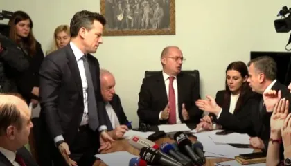 “Do bëjmë gallatë apo mbledhje”/ Debatet Hasani-Balla në komisionin e Punëve të Jashtme: Mos u nxeh tani mor burrë…(VIDEO)