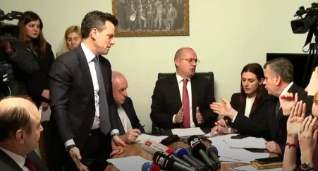 “Do bëjmë gallatë apo mbledhje”/ Debatet Hasani-Balla në komisionin e Punëve të Jashtme: Mos u nxeh tani mor burrë…(VIDEO)