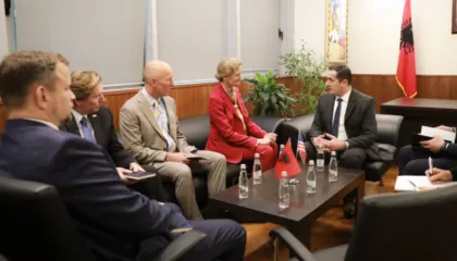 “Do përballemi me kartelet e drogës kudo që ndodhen”, e Ngarkuara me Punë e SHBA në Tiranë takon krerët e rinj të SPAK e BKH: Luftë krimit dhe korrupsionit