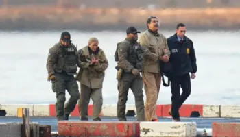 “Do ta paguash për atë që ke bërë”/ Pas dyerve të gjykatës në Nju Jork, Maduro i përgjigjet protestuesit: Jam rob lufte