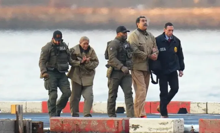 “Do ta paguash për atë që ke bërë”/ Pas dyerve të gjykatës në Nju Jork, Maduro i përgjigjet protestuesit: Jam rob lufte