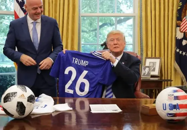 “Do të dorëzoj trofeun e botërorit bashkë me Trump”, Infantino prezent në Davos