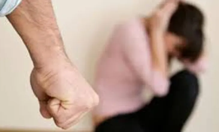 “Do të ndahem nga burri”/ 30-vjeçarja merret me forcë në makinë, dhunohet nga vëllai dhe xhaxhai i saj