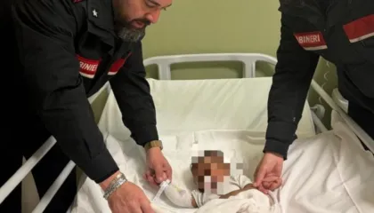 “Do të vdes edhe unë”/ Një nënë e re tenton të mbysë foshnjën 5-muajshe, karabienierët heronj, ndërhynë dhe dhanë ndihmën e shpejtë