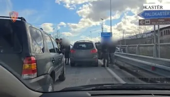 Do trafikonin 34 kg drogë nga Shqipëria në Greqi, arrestohen dy persona në Gjirokastër, ku e kishin fshehur kanabisin