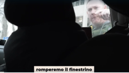 “Do ua thyejmë xhamin”, agjentët e emigracionit në SHBA kërcënojnë ekipin e gazetarëve