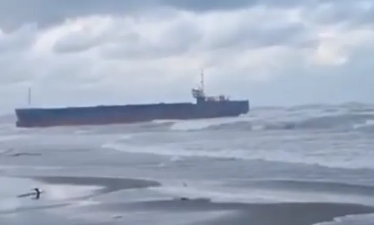 Doli nga porti i Durrësit, anija e mallrave ‘Besart’ bllokohet në det, në afërsi të brigjeve të Tales