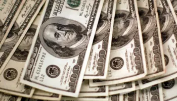 Dollari në krizë, bie në nivelin më të ulët në 4 vite