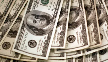 Dollari në krizë, bie në nivelin më të ulët në 4 vite