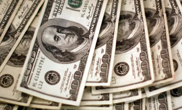 Dollari në krizë, bie në nivelin më të ulët në 4 vite