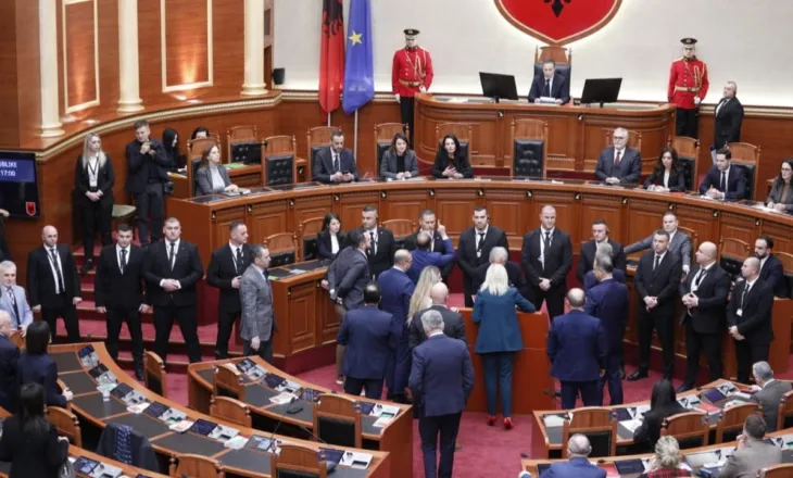 “Dorëzoja drejtësisë, mblidh Këshillin”, Bardhi nuk e lejon të drejtojë seancën, Peleshi: Po si nuk u lodhe o burrë