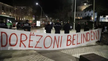 “Dorëzoni Belindën!”/ Lëvizja “Bashkë” proteston para Kuvendit (VIDEO+FOTO)