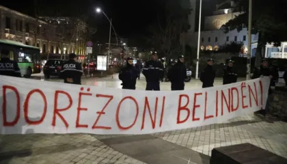 “Dorëzoni Belindën!”/ Lëvizja “Bashkë” proteston para Kuvendit (VIDEO+FOTO)