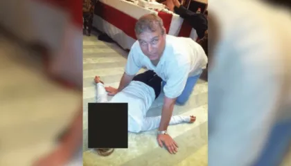 Dosjet e reja të Epstein/ Publikohen foto të ish-princit Andrew në gjunjë mbi një vajzë