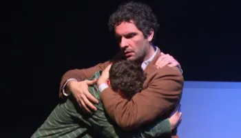 Drama “Djali” premierë në teatër, shfaqja trajton pasojat e divorcit të prindërve tek fëmija adoleshent