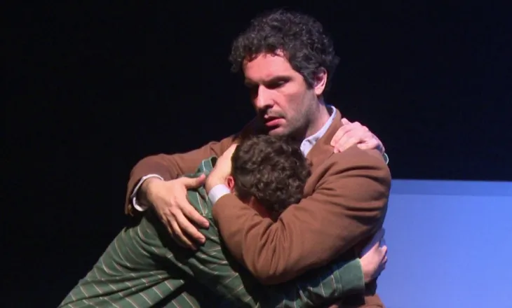 Drama “Djali” premierë në teatër, shfaqja trajton pasojat e divorcit të prindërve tek fëmija adoleshent