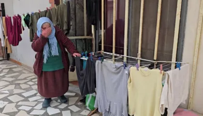 Drama e një nëne me përmbytjet/ 78-vjeçarja nga Durrësi kujdeset e vetme për djalin me karrocë, ndërsa shtëpinë ia pushtoi uji