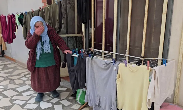 Drama e një nëne me përmbytjet/ 78-vjeçarja nga Durrësi kujdeset e vetme për djalin me karrocë, ndërsa shtëpinë ia pushtoi uji