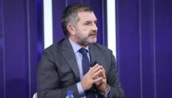 “Drejtësia në shërbim të pushtetit”, Bushati denoncon: Institucionet po mbajnë në detyrë gjyqtaren e dënuar në Greqi