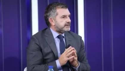 “Drejtësia në shërbim të pushtetit”, Bushati denoncon: Institucionet po mbajnë në detyrë gjyqtaren e dënuar në Greqi