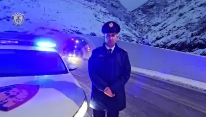 Drejtori i Policisë Rrugore ka një thirrje për shoferët