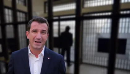 Drejtoria e Burgjeve: Erion Veliaj mashtron. Refuzoi të dilte nga qelia, jo se u vonua makina për ta çuar në gjyq