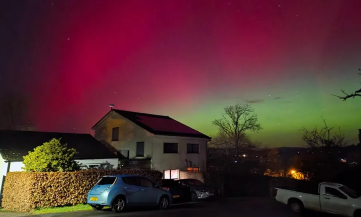 Dritat e Veriut pushtojnë qiellin britanik me ngjyra gjelbër e rozë