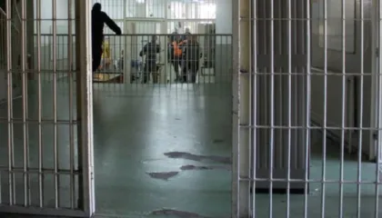 Drogë brenda burgut të Elbasanit, prokuroria: Punonjësi i burgut ‘furnizonte’ të burgosurit, kamuflohej si shitës ambulant