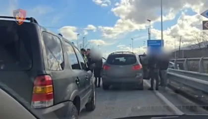 Drogë drejt Greqisë/ Kishin fshehur në makinë 34 kg kanabis, dy të arrestuar