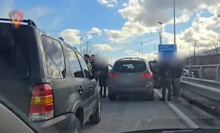 Drogë drejt Greqisë/ Kishin fshehur në makinë 34 kg kanabis, dy të arrestuar