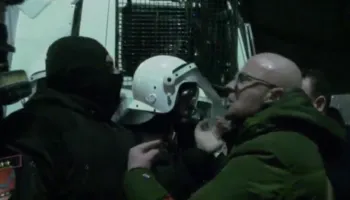 “Duam të ikim në shtëpi”, përplasje mes policisë dhe deputetëve të PD: Këtu nuk kaloni