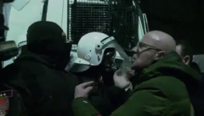 “Duam të ikim në shtëpi”, përplasje mes policisë dhe deputetëve të PD: Këtu nuk kaloni