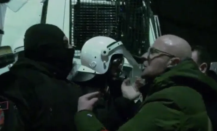 “Duam të ikim në shtëpi”, përplasje mes policisë dhe deputetëve të PD: Këtu nuk kaloni