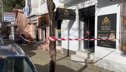 Durrës, babai godet me thikë vajzën e tij dhe kalimtarin që tentoi ta ndalonte