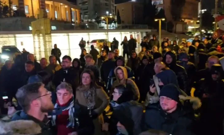 Durrës, banorët sërish në protestë/ Tentojnë të futen në ambientet e Bashkisë, përplasen me policinë