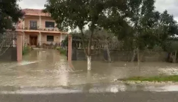 Durrës, e merr rrjedha e ujit, 54-vjeçari gjendet i pajetë në një kanal kullues