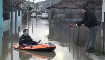 Durrës, situatë e rëndë nga përmbytjet në ish-Kënetë/ Banori lëviz me gomone në mes të lagjes: E vetmja mënyrë për të dalë, kam dëme..